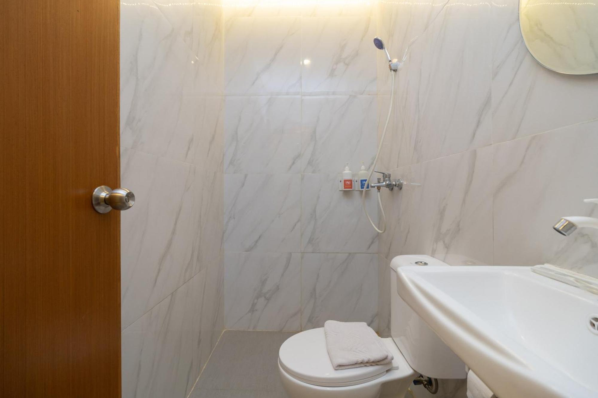 Sans Hotel Suryakencana Bogor Værelse billede
