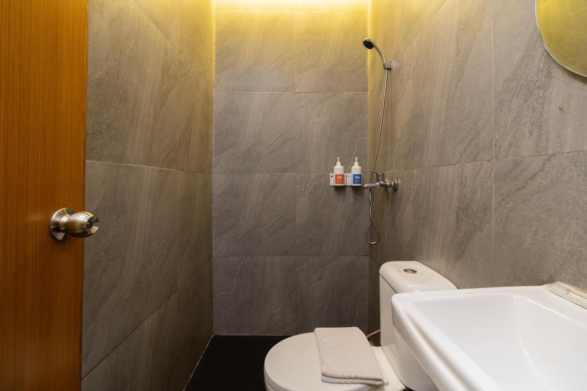 Sans Hotel Suryakencana Bogor Værelse billede